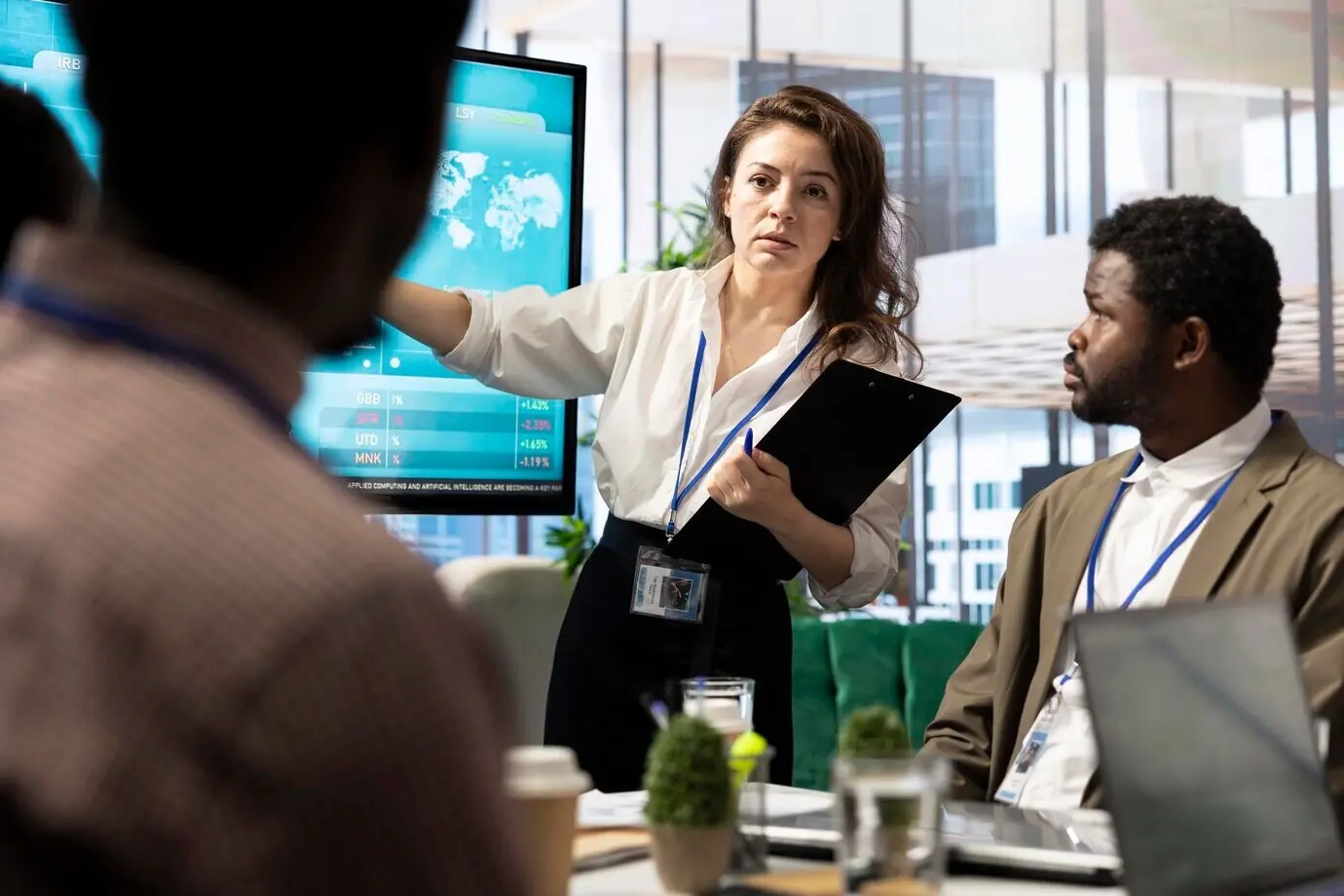 Сотрудники компании рассматривают детали проекта и графики.