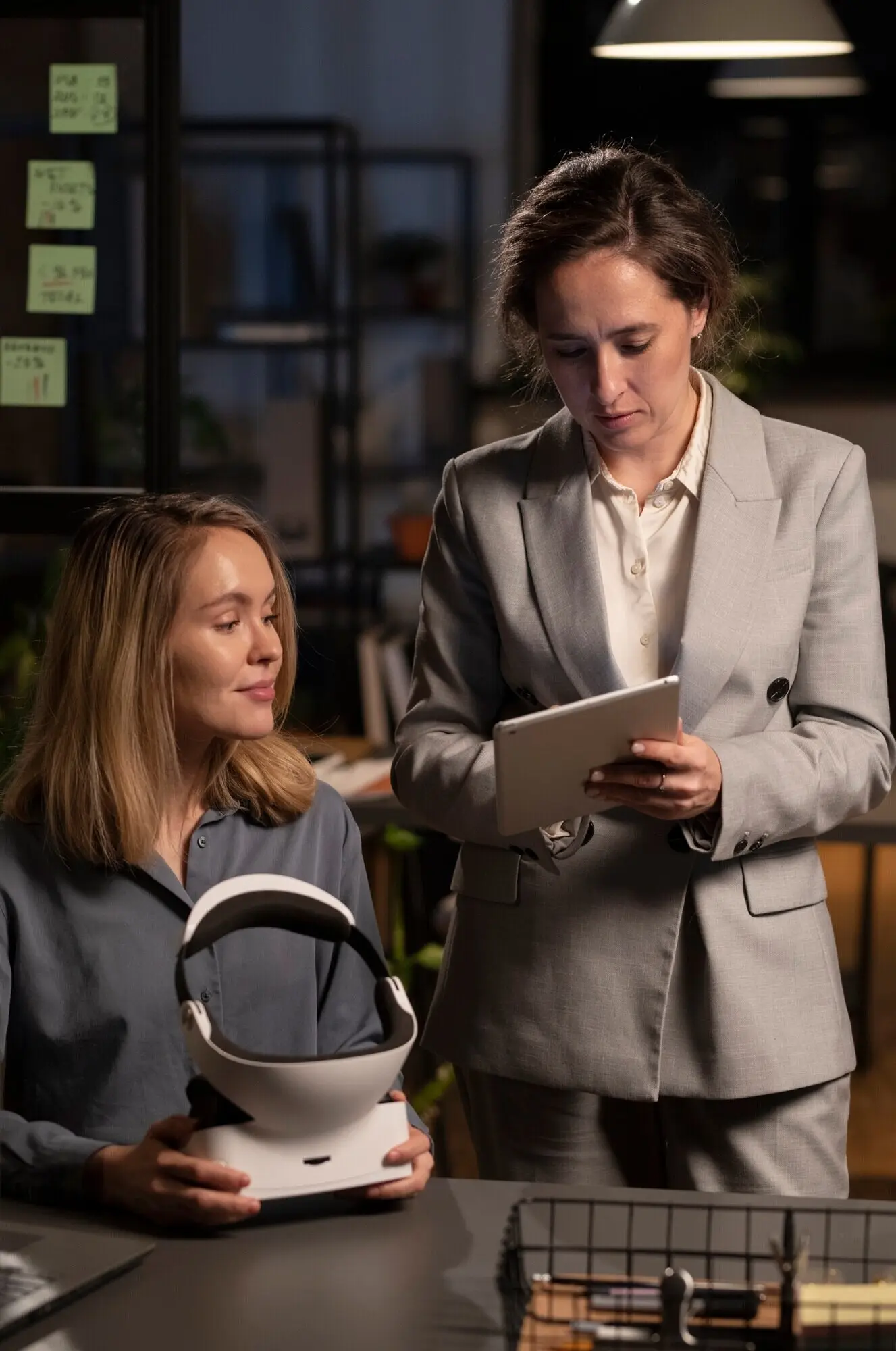 Женщины тестируют очки виртуальной реальности.